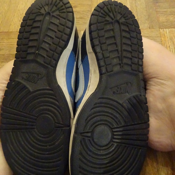 LIKE NEW NIKE LOW DUNKS SNEAKERS - Picture 5 of 5